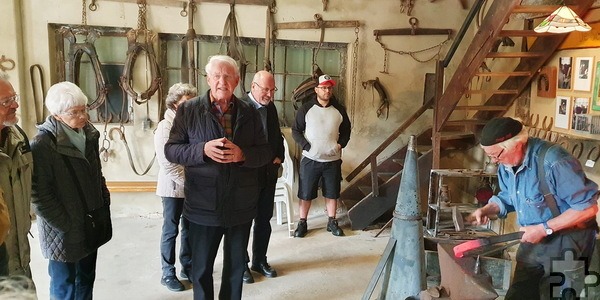 Willi Ronig (m.) bei einer Führung durch die von ihm und Hans-Peter Ronig zum Heimatmuseum umgestalteten Herhahner Dorfschmiede, ganz rechts Schmiedemeister Stefan Pütz. Foto: Wenzel Hausmann/pp/Agentur ProfiPress