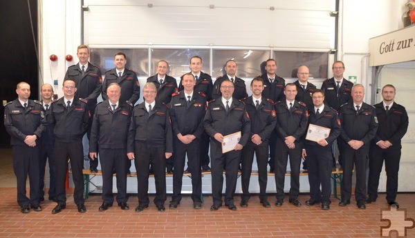 Geehrte und Beförderte der Löschgruppe Obergartzem. Löschgruppenführer Thomas Wolff (2.v.r.) lobte Kameradschaft und Zusammenhalt der Truppe. Foto: Privat/pp/Agentur ProfiPress
