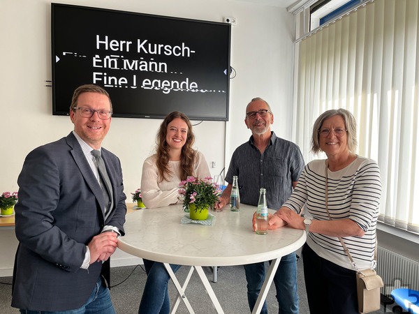 Das Mechernicher Gymnasium Am Turmhof hat Anfang Mai seinen „überaus geschätzten und beliebten“ Schulverwaltungsassistenten Franz-Josef Kursch (2. v. r.) in den Ruhestand verabschiedet. Hier mit Familie und Schulleiter Micha Kreitz (l.). Foto: Bernhard Karst/pp/Agentur ProfiPress