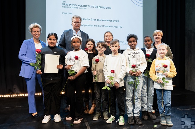 Vom Land geehrt mit dem „NRW-Preis für Kulturelle Bindung 2025“ in der Kategorie „Schule“: in Kooperation mit der gestaltenden Künstlerin Alex Rix gewann die Katholische Grundschule Mechernich einen der drei Hauptpreise, dotiert mit 20.000 Euro. Foto: MKW NRW/Meike Schrömbgens/pp/ProfiPress