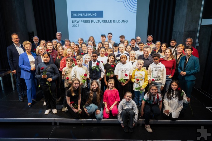 Acht Schülerinnen und Schüler reisten zusammen mit Schulleiter Lindner-Moog, der stellvertretenden Schulleiterin Iris Pollenders, der Kunstschaffenden Alex Rix und acht Schülerinnen und Schülern nach Düsseldorf. Foto: MKW NRW/Meike Schrömbgens/pp/ProfiPress