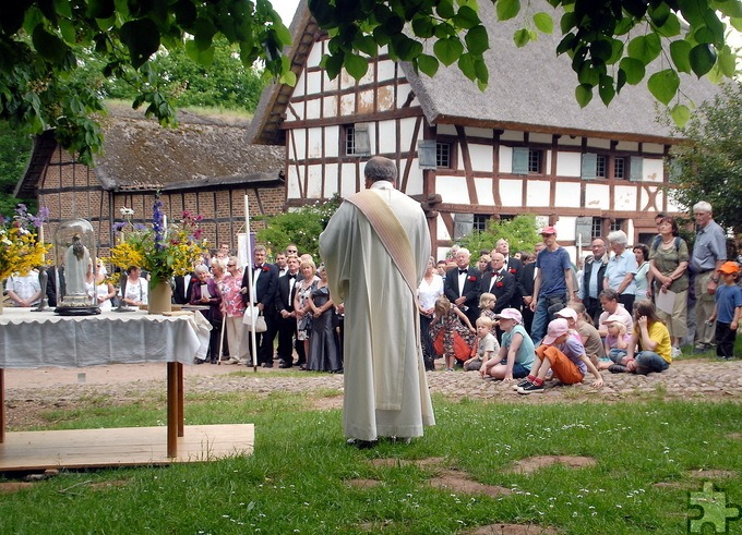 Archivbild von der Maiandacht vor dem Schützendorfer Kapellchen im Freilichtmuseum. Am 7. Mai feiert die Kolpingfamilie Mechernich am Missionskreuz in Mechernich-Nord um 17 Uhr eine Maiandacht unter freiem Himmel. Archivfoto: pp/Agentur ProfiPress