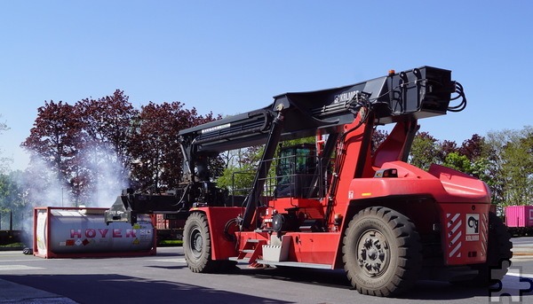 Auch Großgerät wurde bei der ABC-Übung mit Mechernicher Beteiligung in Hürth-Knapsack eingesetzt. Foto: Feuerwehr/pp/Agentur ProfiPress