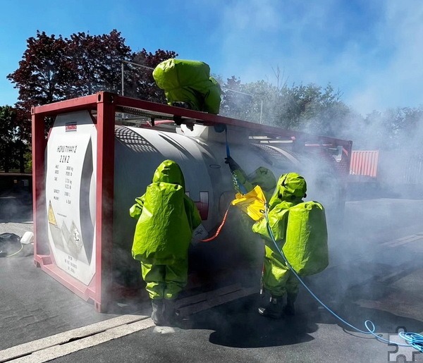 Wie Astronauten rückten Feuerkräfte in Chemieschutzanzügen zum havarierten Container vor, um zunächst die Lage zu erkunden und später das Leck abzudichten. Foto: Feuerwehr/pp/Agentur ProfiPress