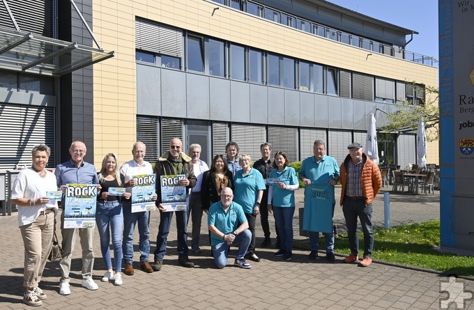 Mit Liebe zum Rock und zur Stadt: Passend zum 50-jährigen Jubiläum der Stadt Mechernich läuft das Organisationsteam des „Rock am Rathaus e.V.“ zur Topform auf. Am 17. Mai sorgen die Cover-Bands „Männer von Flake“, „Udopie“ und „Rockwood“ für „eine unvergessliche Rock-Nacht“. Foto: Henri Grüger/pp/Profi Press