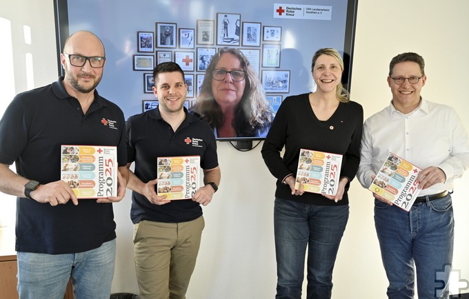 Mit Kreisbereitschaftsleiter Lars Klein trafen sich (v. l.) Fachbereichsleiter Patrick Dost, Daniel Larres, Leiter der DRK-Bildungsakademie, Gladys Pietz, Referentin für Betreuungsdienst und Psychosoziale-Notfallversorgung beim DRK-Landesverband Nordrhein, Simone Pesch, Referentin für Pflege und Bevölkerungsschutz von der DRK-Schwesternschaft Bonn und Jens Pesch, DRK-Landesbeauftragter für den Betreuungsdienst, im Rotkreuz-Zentrum Euskirchen, um das Pilotprojekt rund um „Pflegeunterstützungskräfte“ vorzustellen. Foto: Henri Grüger/pp/Agentur ProfiPress