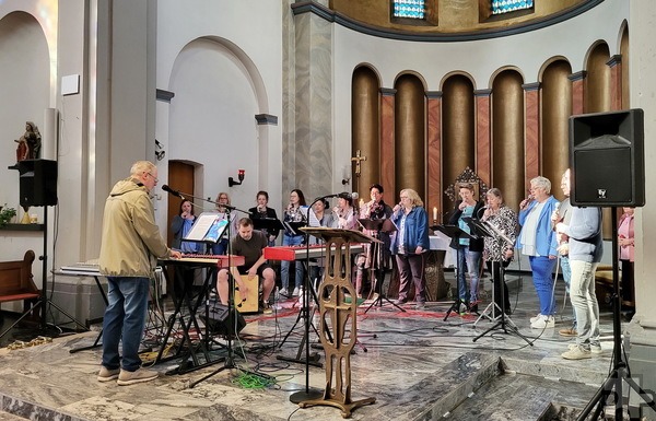 Tolle Lieder vom Mottolied „Gott hat mir längst einen Engel gesandt“ bis zum „Kutt joot heim“ von den Bläck Fööss intonierten Band und Chor „Rainer Wahnsinn“ unter der Leitung von Rainer Pütz (l.) am Somnntag in der Strempter Pfarrkirche St. Rochus. Foto: Manfred Lang/pp/Agentur ProfiPress