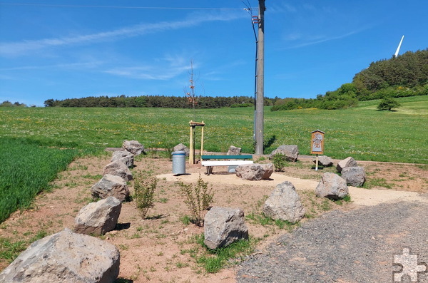 Einen Ruheplatz an der Oberseite der Georgswiese vor den Toren des Dorfes haben jetzt Mitglieder des Pfarrausschusses „Sankt-Georgsritt“ in Kallmuth geschaffen. Alte Leute hatten sich eine Sitzgelegenheit nicht allzu weit vom Dorf gewünscht. Foto: Robert Ohlerth/pp/Agentur ProfiPress
