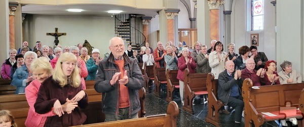 Der jüngste Mutmachgottesdienst in St. Rochus in Strempt diente nicht nur der spirituelle Erbauung: Am Ende gab es stehende Ovationen für Band und Chor „Rainer Wahnsinn“. Foto: Manfred Lang/pp/Agentur ProfiPress
