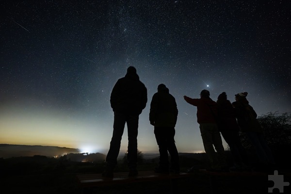 Die Tourismuswerkstatt Eifel sucht wieder „Sternenguides“, die Besucherinnen und Besuchern den weltweit seltenen, nächtlichen Sternenhimmel über der Eifel nahebringen. Fotos: Nils Noell/Tourismuswerkstatt Eifel/pp/Agentur ProfiPress
