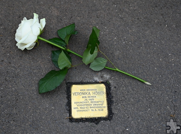 Ein Stolperstein für Veronika Höger geb. Heinen erinnert seit Sonntag in Voißel an das Schicksal der 43 Jahre jungen Frau, die in Hellenthal-Eichen denunziert und aller Wahrscheinlichkeit nach im Frauen-KZ Ravensbrück ermordet wurde. Foto: Manfred Lang/pp/Agentur ProfiPress