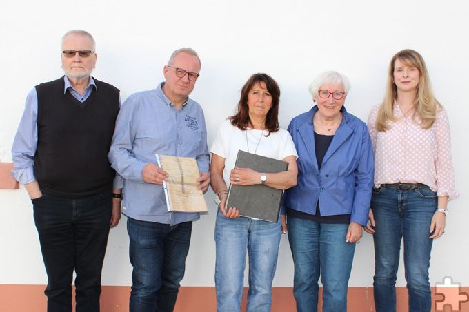 Ein Stolperstein für Veronika Höger aus Voissel: Dafür haben sich Enkelin Sabine Heiders (M.) sowie Wolfgang Freier (v.l.), Rainer Schulz, Gisela Freier und Elke Höver von der Projektgruppe „Forschen – Gedenken – Handeln“ eingesetzt. Foto: Kerstin Rottland/pp/Agentur ProfiPress