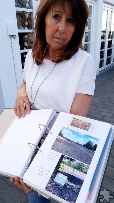 Ihre Fotos aus dem KZ Ravensbrück hat Sabine Heiders säuberlich in einem Ordner abgeheftet. Bei ihrem ersten Besuch in Brandenburg im Sommer 2022 habe sie schrecklich geweint, berichtet sie offen. Foto: Kerstin Rottland/pp/Agentur ProfiPress