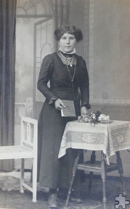 Das einzige Foto von Veronika Höger wurde vermutlich am Tag ihrer Hochzeit aufgenommen, dafür sprechen Tischschmuck und Stammbuch. Ihre Enkelin hütet es wie einen Schatz. Repro: Kerstin Rottland/pp/Agentur ProfiPress