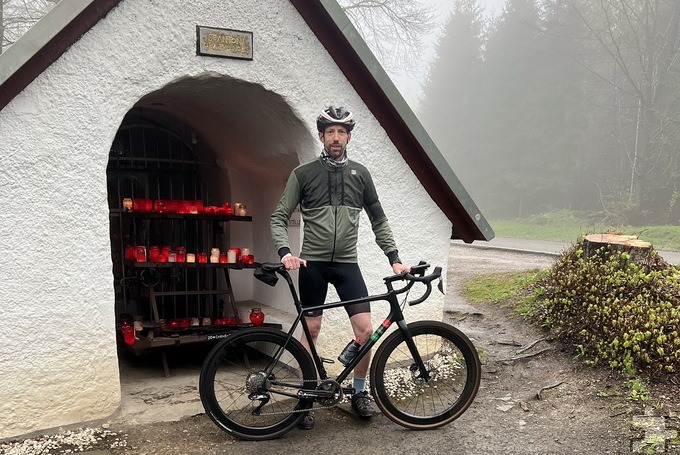 Thomas Hochgürtel, der Initiator der Decke-Tönnes-Bergfahrt zugunsten des Wohn- und Betreuungsverbundes Haus Sonne, am Ziel der Auffahrten möglichst vieler Mitradler am Samstag, 24. Mai. Foto: Haus Sonne/pp/Agentur ProfiPress