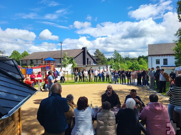 Neben der früheren Roggendorfer Turnhalle ist mit dörflicher Eigeninitiative und städtischer Unterstützung aus einer historischen Dorfwiese ein neuer Mehrgenerationenplatz als Treffpunkt des Dorfes entstanden. Foto: Manfred Lang/pp/Agentur ProfiPress