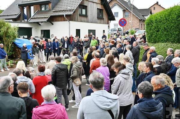 Eine große Menschenmenge umschloss am Sonntagmittag die frühere Stellmacherei Nießen in Voißel. Dort wurde ein Stolperstein im Gehsteig versenkt, der an Veronika Heinen erinnert, die dort im Jahre 1900 zur Welt kam und aufwuchs und 43 Jahre später wegen von den Nazis verbotenem Umgang mit Ausländern im Frauen-KZ Ravensbrück ermordet wurde. Foto: Manfred Lang/pp/Agentur ProfiPress