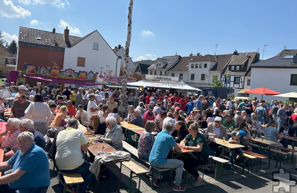 Feierlichkeiten zum Vatertag auf dem Arenbergplatz am 29. Mai: Vereinskartell Kommern lädt ein und verspricht ganztägiges Programm für Groß und Klein. Foto: Vereinskartell Kommern/pp/ProfiPress