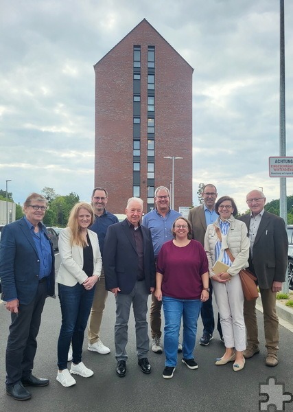 Neun der zwölf Mitglieder des Vereins „Haus Lebenshilfe“, der als Keimzelle der Behindertenarbeit im Kreis Euskirchen gilt und die Nordeifel-Werkstätten und die Heilpädagogischen Zentren nach wie vor unterstützt (v.r.): Herbert Born, Marianne Komp, Johannes Winckler, Dorothee Simons, Pfarrer Frank Thönes, Vorsitzender Wilfried Fiege, Christoph Werner und die Mechernicher Kommunalpolitikerin Birgit Braun-Näger sowie der stellvertretende Vorsitzende Franz Troschke, Rechtsanwalt und Kommunalpolitiker aus Mechernich. Foto: Manfred Lang/pp/Agentur ProfiPress