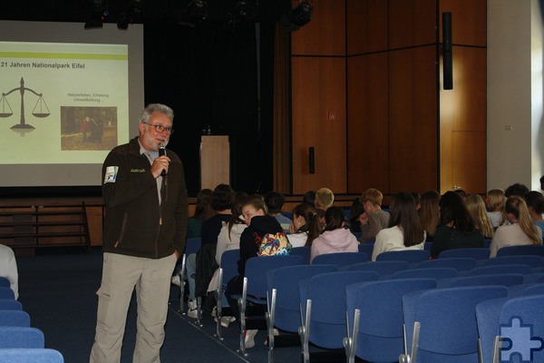 Viele spannende Fragen hat Michael Lammertz, Leiter des Nationalparks Eifel, am Mechernicher Gymnasium Am Turmhof mit den Schülerinnen und Schülern „sehr lebensnah“ besprochen. Fotos: Andreas Maikranz/GAT/pp/Agentur ProfiPress