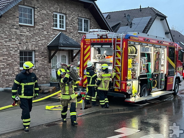 Auch die Wasserversorgung mit mehreren Feuerwehrfahrzeugen verlangte den Einsatzkräften einiges ab. Foto: Feuerwehr/pp/Agentur ProfiPress