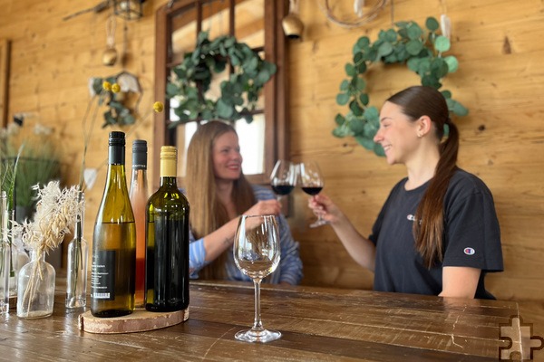 Zum Wohle: Mit „Wine & Friends“ bietet der Krewelshof Eifel in Obergartzem zum ersten Mal eine Weinverkostung an. Die findet statt am Freitag, 13. Juni, um 17 Uhr. Foto: Krewelshof/pp/Agentur ProfiPress