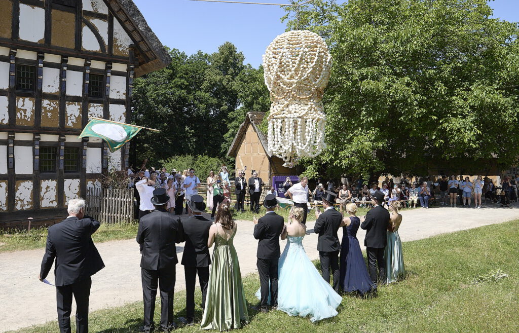 Der Eröffnungstanz des im Juni nachgestellten Maifestes fand unter der Eierkrone im Eifeldorf des Kommerner Freilichtmuseums statt. Foto: Stephan Everling/RRG/pp/Agentur ProfiPress