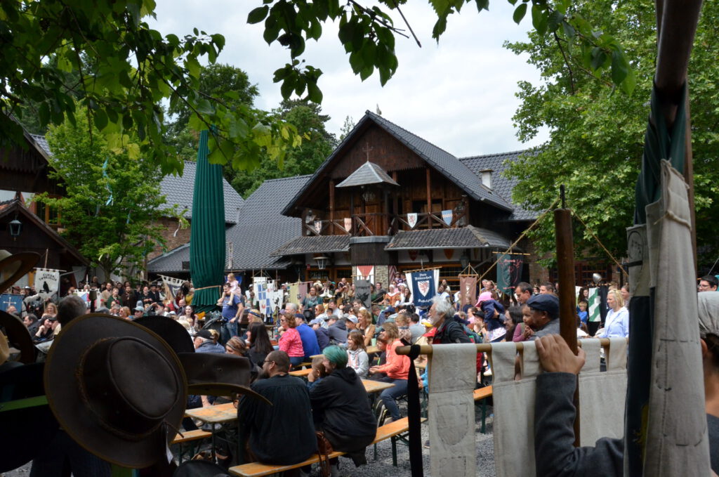 Seit 45 Jahren versammeln sich Mittelalterfans von nah und fern zu den „Ritterfestspielen“ auf der historischen Wasserburg Satzvey. Dieses Jahr das Highlight: die hollywoodreife Show „Valkyria”. Fotos: Jakob Seibel/pp/Agentur ProfiPress