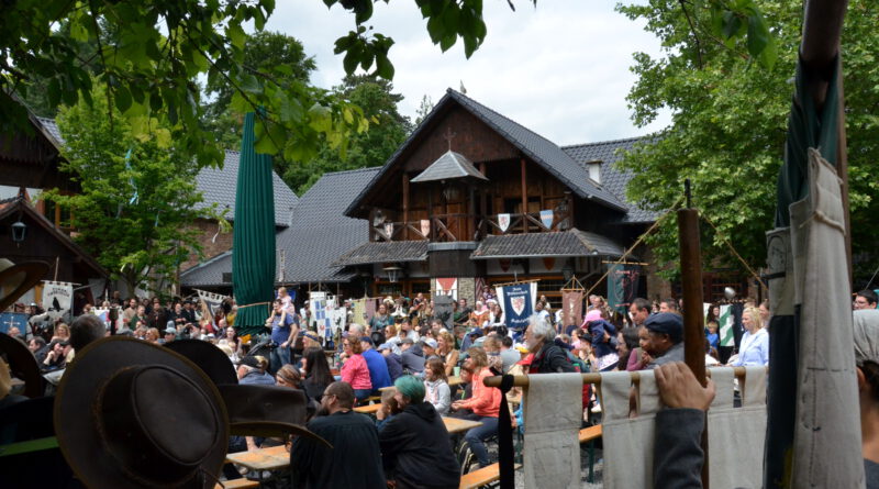 Seit 45 Jahren versammeln sich Mittelalterfans von nah und fern zu den „Ritterfestspielen“ auf der historischen Wasserburg Satzvey. Dieses Jahr das Highlight: die hollywoodreife Show „Valkyria”. Fotos: Jakob Seibel/pp/Agentur ProfiPress