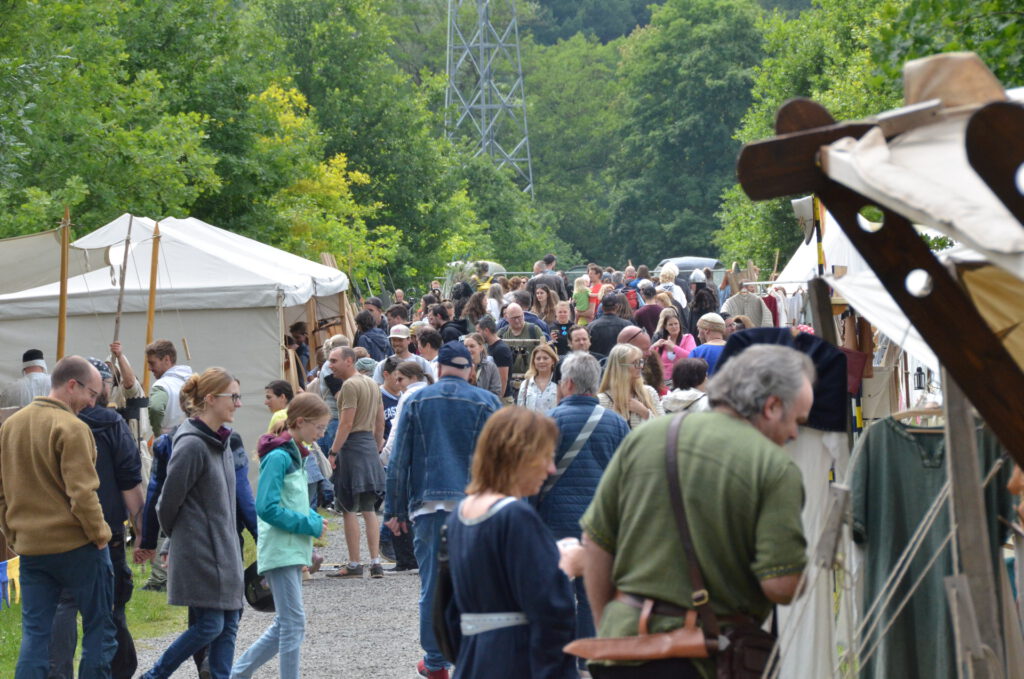 Bei über 70 Ständen konnten die Besucher der Ritterfestspiele alles finden, was das Mittelalterherz begehrt.