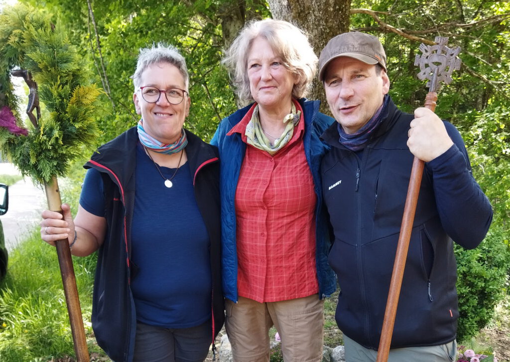 Das Brudermeisterteam bilden Karin Pilzecker (ganz links) und Markus Holzheim. Karin Pilzecker war außerdem nach 15 Fußwallfahrten eine der Jubilarinnen, Britta Jansen wurde für ihre zehnte Wallfahrt geehrt. Foto: Privat/pp/Agentur ProfiPress