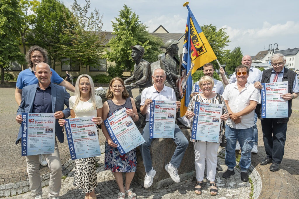 Zusammenarbeit für das Brunnen- und Stadtfests am zweiten Augustwochenende: Björn Schäfer (v.l.), Achim Diewald, Manuela Holtmeier, Petra Himmrich, Ralf Claßen, Margret Eich, Christian Habrich, Dieter Kirchenbauer, René Zander und Heinz Schmitz. Foto: Ronald Larmann/pp/Agentur ProfiPress