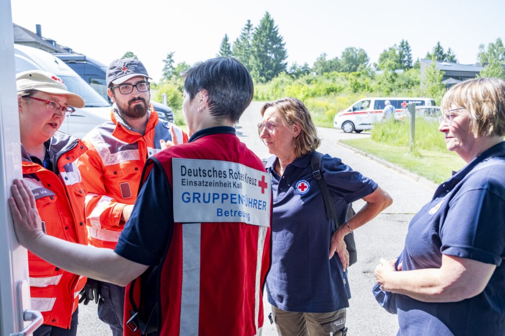 Einsatzkräfte des DRK und Mitglieder der Schwesternschaften besprechen sich am Eingang zum Transit 59. Das Gebäude diente im Szenario als Seniorenresidenz Sonnenschein. Foto: Ronald Larmann/pp/Agentur ProfiPress