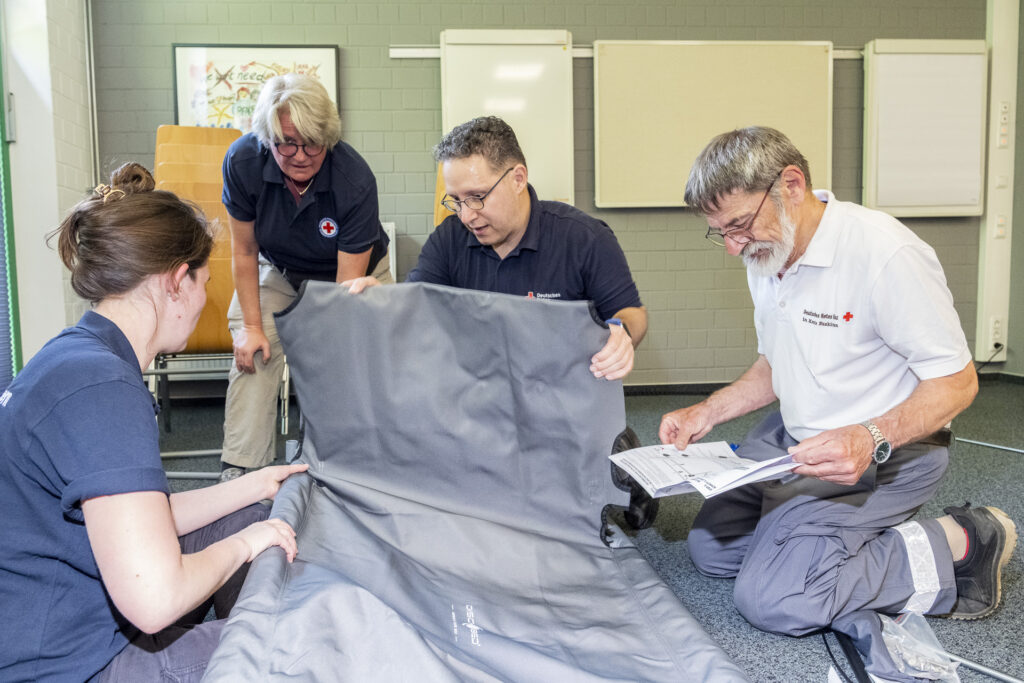 Zur Übung gehörte auch das Aufbauen von Pflegebetten der Firma Disc-O-Bett. Foto: Ronald Larmann/pp/Agentur ProfiPress