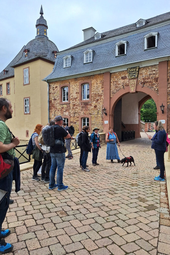 Auch das Schloss Eicks diente als beeindruckende Kulisse für die Rundtour der erlebnisfreudigen Wanderer. Foto: Gabi Schumacher/pp/Agentur ProfiPress