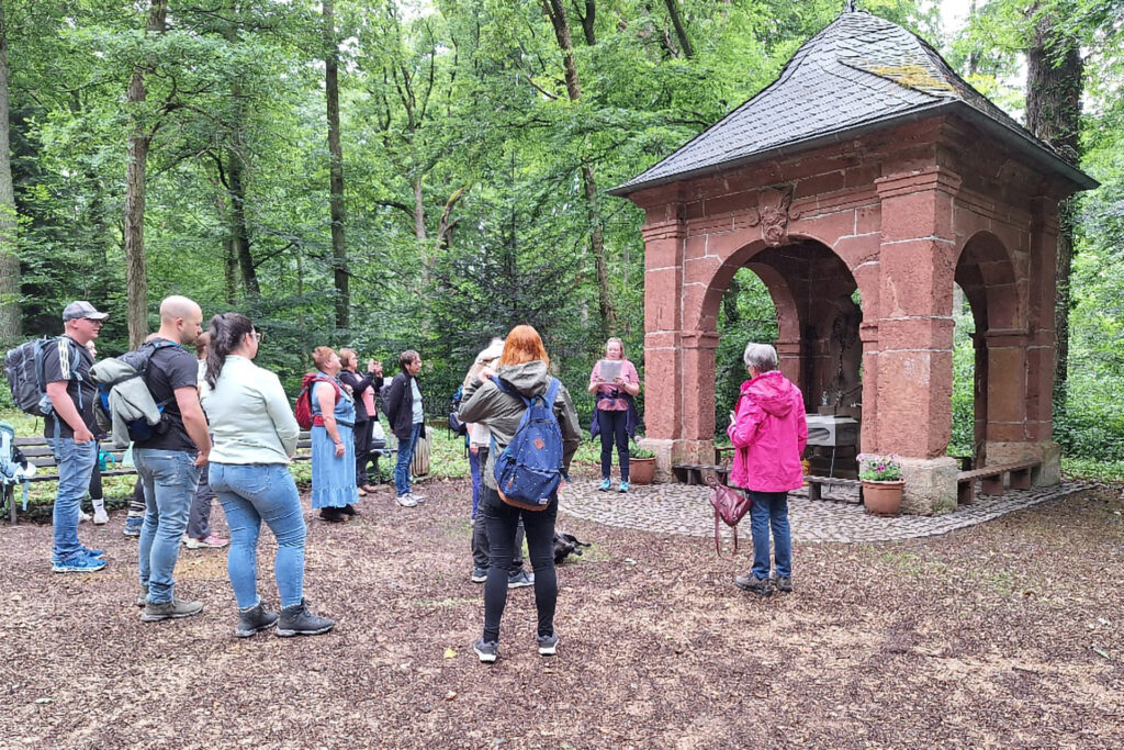 Die Mechernicher Erlebniswanderung wurde mit einem spannenden Kriminalfall rund um Eicks garniert. Hier eine Station mit Michaele Salomon an der Waldkapelle. Foto: Gabi Schumacher/pp/Agentur ProfiPress