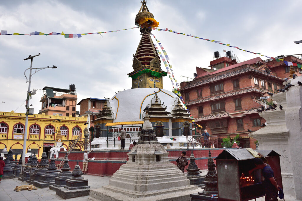 Diese bunten Gebetsfahnen sind typisch für Nepal.
