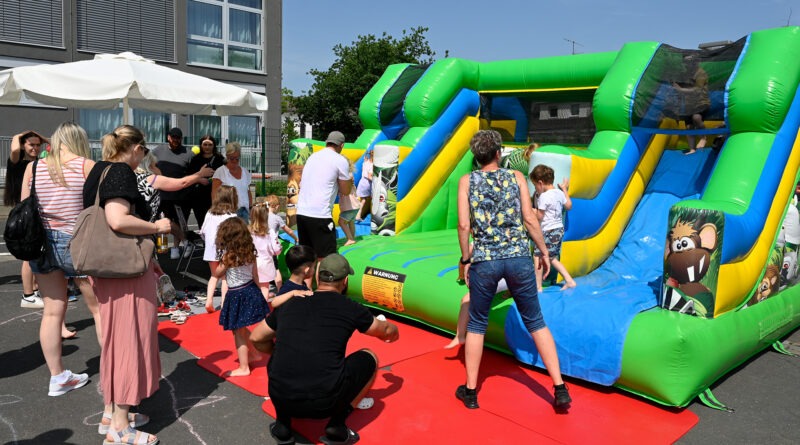 Beim „Fest der Vielfalt“ im „AWO-Kita und Familienzentrum“ Mechernich konnten sich die Kids beispielsweise auf einer Hüpfburg austoben. Foto: Henri Grüger/pp/Agentur ProfiPress