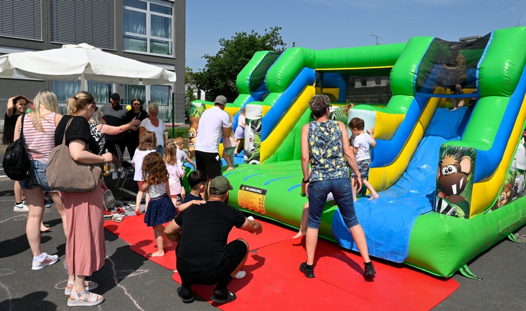 xBeim „Fest der Vielfalt“ im „AWO-Kita und Familienzentrum“ Mechernich konnten sich die Kids beispielsweise auf einer Hüpfburg austoben. Foto: Henri Grüger/pp/Agentur ProfiPress