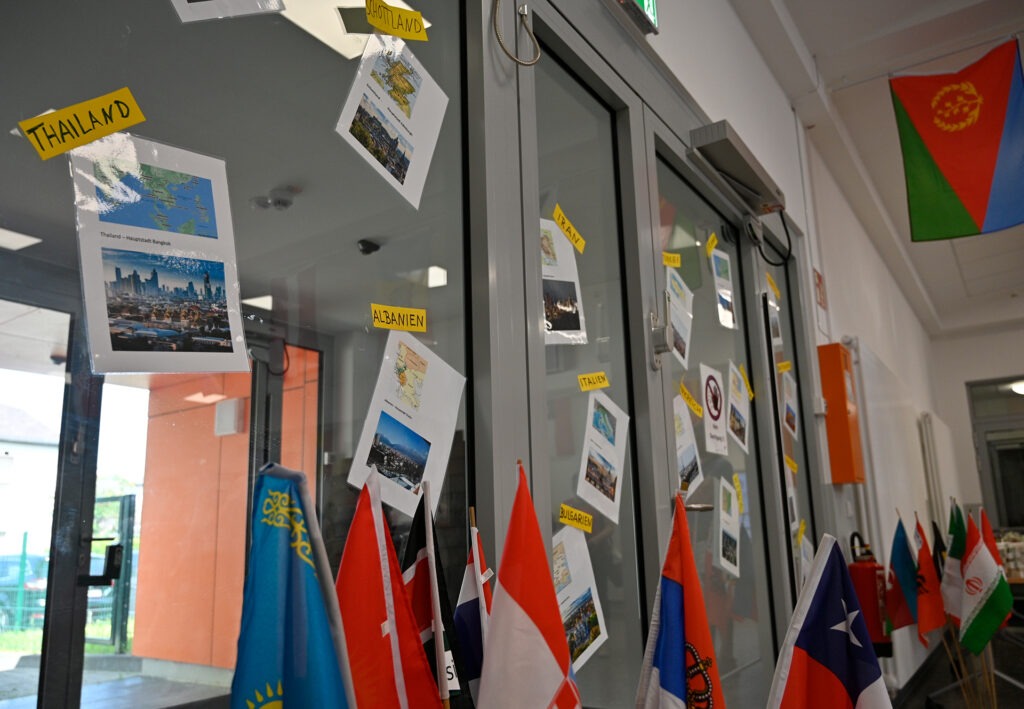 Die Kita beherbergt 156 Kinder aus über 38 Nationalitäten. Viele von ihnen fand man an den Wänden und als Flaggen an der Decke wieder. Foto: Henri Grüger/pp/Agentur ProfiPress