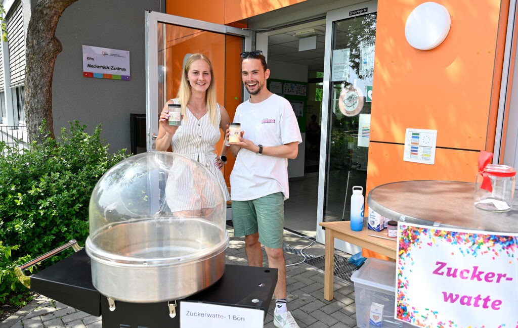 Sonja und Dennis versorgten die Anwesenden mit leckerer Zuckerwatte. Foto: Henri Grüger/pp/Agentur ProfiPress