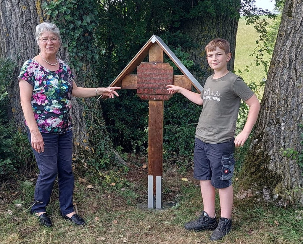Franziska Vossemer, die Tochter des Landwirtsehepaares Elisabeth und Wilhelm Vossemer, und Anton Nießen, der Ururenkel des tödlich verunglückten Wilhelm Nießen. Foto: Robert Ohlerth/pp/Agentur ProfiPress