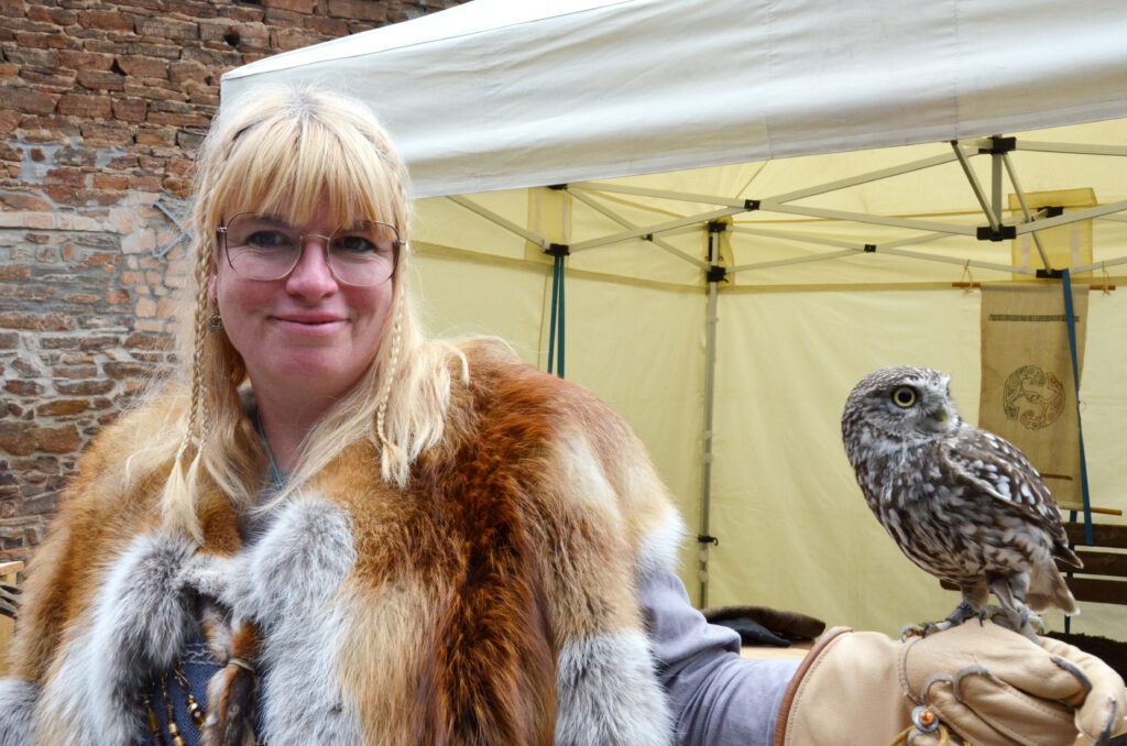Petra Pfeifer und ihre Steinkäutzin Minerva sorgten bei den Festspielen für große Kinderaugen.