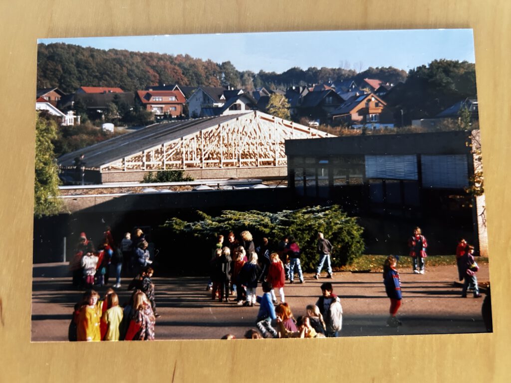 Nach dem das ursprüngliche Dach aufgrund von Schimmel undicht wurde, erhielt die Grundschule 1997 ein neues Walmdach. Fotos: Chronik KGS Mechernich/pp/ProfiPress