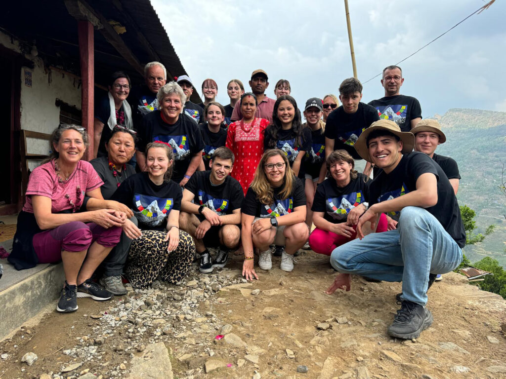Eine Gruppe glücklicher Menschen in Nepal: sie kamen von der Gesamtschule Mechernich, um zu helfen. Fotos: Privat/pp/Agentur ProfiPress