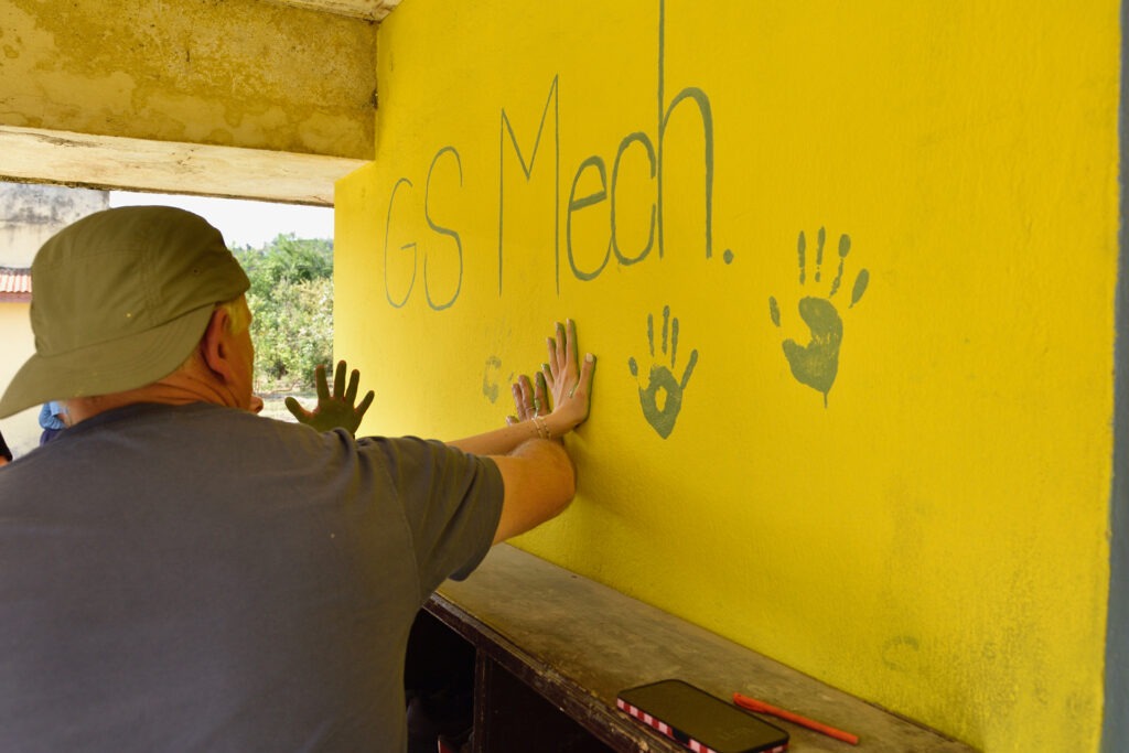 Unter anderem renovierte die Gruppe ein Heim für Kinder und Jugendliche mit Behinderung. „Verewigt“ hat man sich mit Handabdrücken an der Wand.