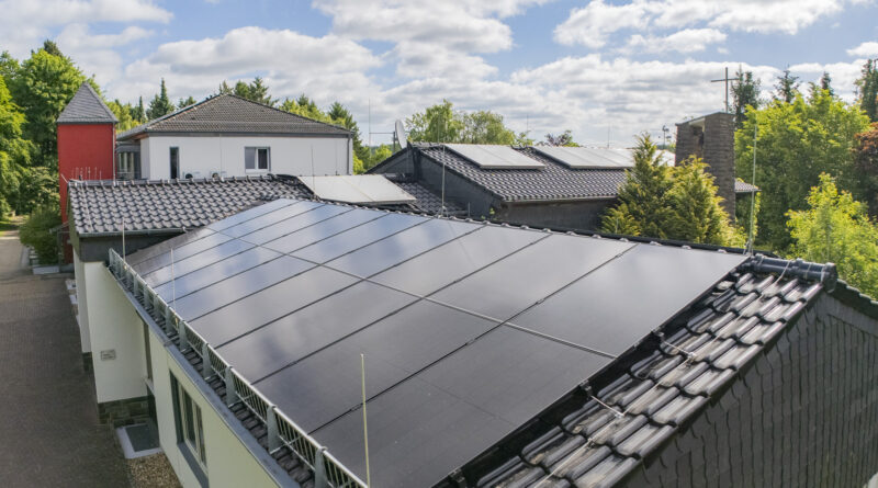 Der Wohn- und Betreuungsverbund Haus Sonne hat seine Standorte in Bad Münstereifel (Foto) und Schönau mit Photovoltaik-Anlagen aufgewertet. Foto: Ronald Larmann/pp/Agentur ProfiPress
