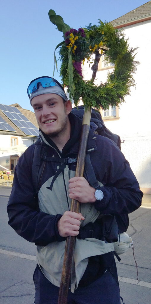 Ab dem Rosenthal zwischen Urft und Nettersheim hatten die Kommerner einen unerwarteten Gast in ihren Reihen: Jack aus Tilburg/Niederlande, der auf dem Weg nach Rom war, um Spenden für „Ärzte ohne Grenzen“ zu sammeln. Foto: Privat/pp/Agentur ProfiPress