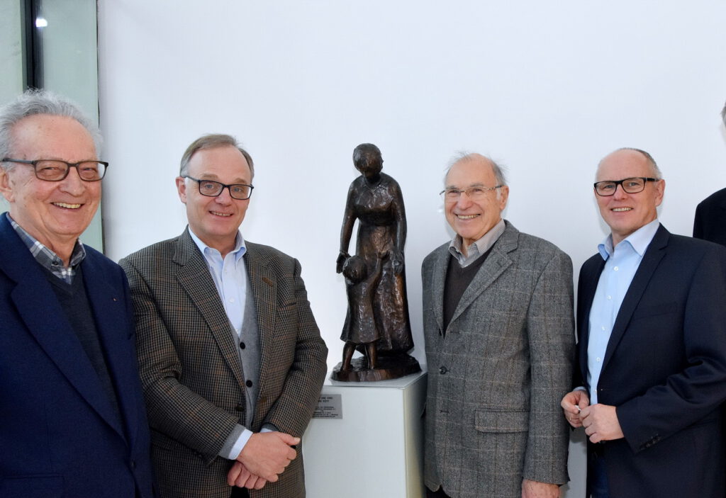 Vorstand des Kreiskrankenhaus-Fördervereins mit (v.l.) dem Ehrenvorsitzenden Dr. Josef Neuhaus, dem stellvertretenden Vorsitzenden Dr. Michael Stöhr, dem scheidenden Vorsitzenden Wolfram Königsfeld und dessen Nachfolger Ralf Claßen. Archivfoto: Manfred Lang/pp/Agentur ProfiPress