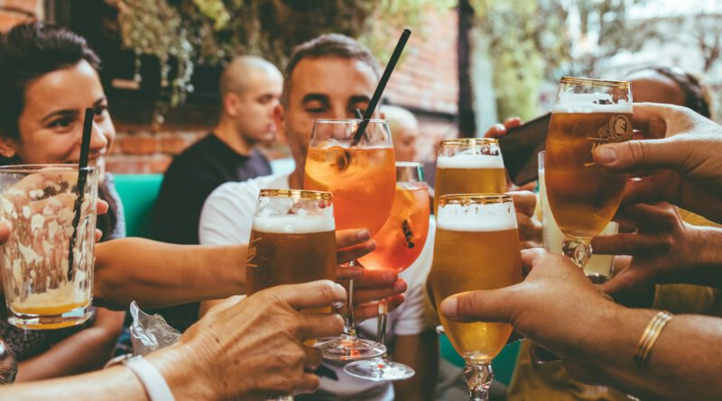 Drei Zutaten machen das Hof-Quiz auf dem Krewelshof aus: Gut gelaunte Menschen, Teamgeist und knifflige Fragen. Am Mittwoch, 18. Juni, findet die Premiere für das neue Veranstaltungsformat statt. Foto: unsplash/pp/Agentur ProfiPress